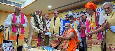 ಒರಿಸ್ಸಾದ ಭುವನೇಶ್ವರದಲ್ಲಿ ಆಯೋಜಿಸಿದ್ದ ರಾಷ್ಟ್ರೀಯ ಬ್ರಾಹ್ಮಣ ಸಮ್ಮೇಳನ ಉದ್ಘಾಟಿಸಿದ ಸುಗುಣೇಂದ್ರ ಶ್ರೀಗಳು ಬ್ರಾಹ್ಮಣ ಭವನದ ನಿರ್ಮಾಣಕ್ಕೆ ಸಂಘಟನೆಯ ಅಧ್ಯಕ್ಷ ಪ್ರೊ.ಸದಾನಂದ ದೀಕ್ಷಿತ ಅವರಿಗೆ ವಿಶೇಷ ಅನುದಾನ ನೀಡಿದರು.
