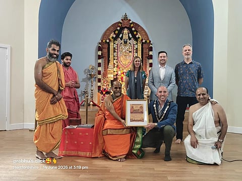 ಲಂಡನ್ ನ ಸೈಂಟ್ ಅಲ್ಬನ್ಸ್ ಎಂಬಲ್ಲಿರುವ ಶ್ರೀ ಪುತ್ತಿಗೆ ಮಠದ ಶಾಖೆಯಲ್ಲಿ ಸೈಂಟ್ ಆಲ್ಬನ್ಸ್ ಸಿಟಿಯ ಮೇಯರ್ ಮ್ಯಾಟ್ ಫಿಷರ್ ಮತ್ತು ಕೌನ್ಸಿಲರ್ ಸೀನ್ ಹಗ್ಸ್ ಅವರು ಸುಗುಣೇಂದ್ರ ಶ್ರೀಗಳಿಗೆ ಪೌರ ಸನ್ಮಾನ ಮಾಡಿದರು. ಡಾ.ಯೋಗೀಂದ್ರ ಭಟ್,  ಕೇಶವ್ ತುಕಾರಾಮ್ ಉಪಸ್ಥಿತರಿದ್ದರು.