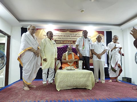 ನವಿಮುಂಬಯಿಯಲ್ಲಿರುವ ಪುತ್ತಿಗೆ ಮಠದ ನೂತನ ಶಾಖೆಯಲ್ಲಿ ಸುಗುಣೇಂದ್ರ ಶ್ರೀಗಳ ಚಾತುರ್ಮಾಸ್ಯದ ನಿಮಿತ್ತ ಪೂರ್ವಭಾವಿ ಸಭೆ ನಡೆಯಿತು. ಶಿವರಾಮ್​ ಶೆಟ್ಟಿ ಅಜೆಕಾರ್​, ವಿದ್ವಾನ್​ ಪ್ರಹ್ಲಾದ್​ ಆಚಾರ್ಯ ನಾಗರಹಳ್ಳಿ, ಅಣ್ಣಿ ಶೆಟ್ಟಿ ಘಂನ್ಸೋಲಿ, ಎನ್​.ಆರ್​. ರಾವ್​ ಇದ್ದರು.