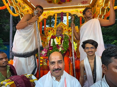 ನವಿಮುಂಬಯಿಯಲ್ಲಿರುವ ಪುತ್ತಿಗೆ ಮಠದ ನೂತನ ಶಾಖೆಯಲ್ಲಿ ಚಾತುರ್ಮಾಸ್ಯ ವೃತಾಚರಣೆಗೆ ಆಗಮಿಸಿದ ಸುಗುಣೇಂದ್ರ ಶ್ರೀಗಳು ಭಕ್ತರ ಭವ್ಯ ಸ್ವಾಗತದೊಂದಿಗೆ ಸಾರೋಟಿನಲ್ಲಿ ಪುರಪ್ರವೇಶ ಮಾಡಿದರು.