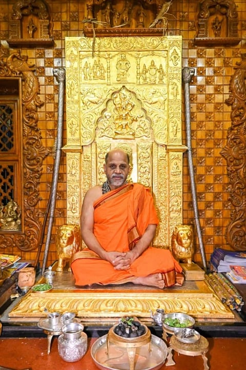 ಸ್ವರ್ಣಮಯ ಸರ್ವಜ್ಞ ಪೀಠದಲ್ಲಿ ಆಸೀನರಾಗಿರುವ ಪುತ್ತಿಗೆ ಸುಗುಣೇಂದ್ರ ತೀರ್ಥ ಶ್ರೀಪಾದರು.