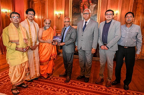 ಮಾರಿಷಸ್​ ರಾಷ್ಟ್ರಪತಿ ಧರಮ್​ ಬೀರ್​ ಗೋಕುಲ್​ ಅವರು ಸುಗುಣೇಂದ್ರ ಶ್ರೀಗಳಿಂದ ಗೀತಾ ಲೇಖನದ ದೀೆ ಸ್ವೀಕರಿಸಿದರು. ಶ್ರೀಗಳ ಆಪ್ತ ಕಾರ್ಯದರ್ಶಿ ರತೀಶ್​ ತಂತ್ರಿ, ರಾಷ್ಟ್ರಪತಿ ಭವನದ ಅಧಿಕಾರಿ ಹಾಗೂ ಸಿಬ್ಬಂದಿ ಇದ್ದರು.