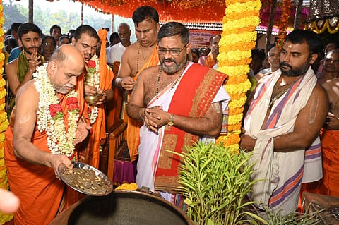 ಉಡುಪಿ ತಾಲೂಕಿನ ಹಿರಿಯಡ್ಕದಲ್ಲಿರುವ ಪುತ್ತಿಗೆ ಶ್ರೀ ವಿಷ್ಣುಮೂರ್ತಿ ದೇವಸ್ಥಾನದ ಸಮಗ್ರ ಜೀರ್ಣೋದ್ಧಾರಕ್ಕಾಗಿ ಸುಗುಣೇಂದ್ರ ಶ್ರೀಗಳು ಮುಷ್ಠಿ ಕಾಣಿಕೆ ಸಂಗ್ರಹ ಕಾರ್ಯಕ್ಕೆ ಚಾಲನೆ ನೀಡಿದರು. ಸುಶ್ರೀಂದ್ರ ಶ್ರೀ ಹಾಗೂ ದೇಗುಲದ ವಿವಿಧ ಪದಾಧಿಕಾರಿಗಳು ಇದ್ದರು.