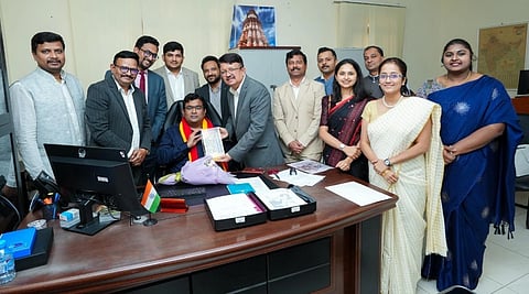 ಕರ್ನಾಟಕ ಸಂಘ ಕತಾರ್​ನ ಅಧ್ಯಕ್ಷ ಸುಬ್ರಹ್ಮಣ್ಯ ಹೆಬ್ಬಾಗಿಲು ಹಾಗೂ ಪದಾಧಿಕಾರಿಗಳು ಭಾರತೀಯ ರಾಯಭಾರ ಕಚೇರಿಯ ಕಾರ್ಯದರ್ಶಿ ಹರೀಶ್​ ಪಾಂಡೆ ಅವರಿಗೆ ಶಾಲು ಹೊದೆಸಿ, ಸ್ಮರಣಿಕೆ ನೀಡಿ ಗೌವಿಸಿದರು.