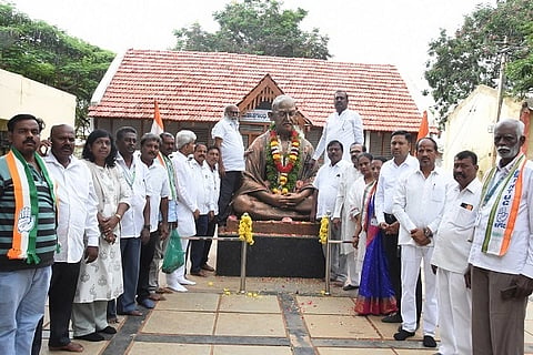    ಕ್ವಿಟ್​ ಇಂಡಿಯಾ ಚಳವಳಿ 84ನೇ ವರ್ಷದ ಸವಿನೆನಪಿನ ಅಂಗವಾಗಿ ತುಮಕೂರು ಜಿಲ್ಲಾ ಕಾಂಗ್ರೆಸ್​ ಸಮಿತಿ ವತಿಯಿಂದ ಸರ್ಕಾರಿ ಜೂನಿಯರ್​ ಕಾಲೇಜು ಆವರಣದಲ್ಲಿನ ಮಹಾತ್ಮಗಾಂಧಿ ಪುತ್ಥಳಿಗೆ ಪುಷ್ಪನಮನ ಸಲ್ಲಿಸಲಾಯಿತು. ಜಿ.ಚಂದ್ರಶೇಖರಗೌಡ, ಆರ್​.ರಾಮಕೃಷ್ಣ, ಮುರಳೀಧರಹಾಲಪ್ಪ, ಷಣ್ಮುಖಪ್ಪ, ಟಿ.ಎಚ್​.ತರುಣೇಶ್​, ಸುರೇಶ್​, ಇಾರ್ನ್​ ಅಹ್ಮದ್​, ಸೌಭಾಗ್ಯ, ಸುಜಾತ ಮತ್ತಿತರರು ಇದ್ದರು. 