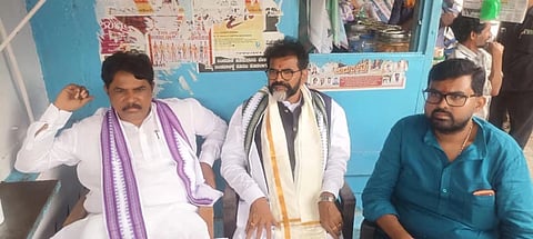 ಮಂಡ್ಯ ನಗರದ ಮಹಾವೀರ ವೃತ್ತದಲ್ಲಿ ವಿಧಾನಸಭೆ ಪ್ರತಿಪಕ್ಷ ನಾಯಕ ಆರ್.ಅಶೋಕ್ ಮತ್ತು ವಿಧಾನ ಪರಿಷತ್ ಪ್ರತಿಪಕ್ಷ ನಾಯಕ ಛಲವಾದಿ ನಾರಾಯಣಸ್ವಾಮಿ ಸ್ಥಳೀಯ ಬಿಜೆಪಿ ಮುಖಂಡರೊಂದಿಗೆ ಚರ್ಚೆ ನಡೆಸಿದರು.
