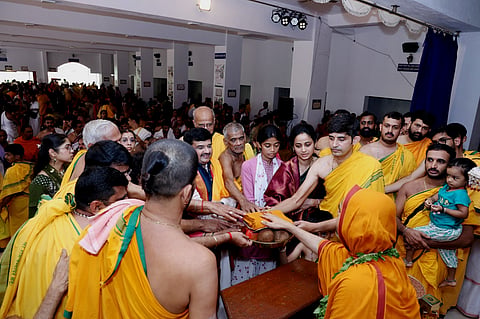 ಗೋಕರ್ಣದ ಅಶೋಕೆಯಲ್ಲಿನ ಶ್ರೀರಾಮಚಂದ್ರಾಪುರ ಮಠದಲ್ಲಿ ಭಾನುವಾರ ಆಯೋಜಿಸಿದ್ದ ಧರ್ಮಸಭೆಯಲ್ಲಿ  (Anna Brahma) ಅನ್ನಬ್ರಹ್ಮ ಚಾತುರ್ಮಾಸ್ಯ ವ್ರತಧಾರಿಗಳಾದ ಶ್ರೀರಾಘವೇಶ್ವರ ಭಾರತೀ ಸ್ವಾಮೀಜಿ ಅವರಿಗೆ ಹವ್ಯಕ ಮಹಾಸಭೆ ವತಿಯಿಂದ ಅಧ್ಯಕ್ಷ ಡಾ.ಗಿರಿಧರ ಕಜೆ, ರವಿ ನಾರಾಯಣ ಪಟ್ಟಾಜೆ ಮತ್ತಿತರ ಪ್ರಮುಖರು ಪೂರ್ಣಲ ಸಮರ್ಪಿಸಿ ಆಶೀರ್ವಾದ ಪಡೆದರು.