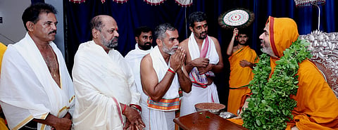 ಗೋಕರ್ಣದ ಅಶೋಕೆಯ ಶ್ರೀರಾಮಚಂದ್ರಾಪುರ ಮಠದಲ್ಲಿ ಗುರುವಾರ ನಡೆದ ಧರ್ಮಸಭೆಯಲ್ಲಿ ಚತುರ್ಮಾಸ್ಯ (chaturmasya) ವ್ರತಬದ್ಧರಾದ ಶ್ರೀರಾಘವೇಶ್ವರ ಭಾರತೀ ಸ್ವಾಮೀಜಿ ಅವರನ್ನು ಮಾಜಿ ಸಚಿವ ಶಿವಾನಂದ ನಾಯ್ಕ ಭಟ್ಕಳ, ಪಶ್ಚಿಮ ಘಟ್ಟ ಕಾರ್ಯಪಡೆ ಮಾಜಿ ಅಧ್ಯಕ್ಷ ಗೋವಿಂದ ನಾಯ್ಕ, ಶಿಕ್ಷಣ ತಜ್ಞ ಡಾ. ಜಿ.ಜಿ.ಹೆಗಡೆ ಮತ್ತು ಜಿ.ಎಸ್.ಹೆಗಡೆ ಭೇಟಿಯಾಗಿ ಆಶೀರ್ವಾದ ಮಂತ್ರಾಕ್ಷತೆ ಪಡೆದರು. 