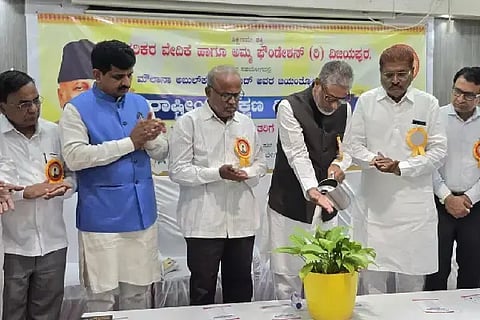 ವಿಜಯಪುರ ನಗರದಲ್ಲಿ ಹಮ್ಮಿಕೊಂಡಿದ್ದ ರಾಷ್ಟ್ರೀಯ ಶಿಕ್ಷಣ ದಿನಾಚರಣೆ ಹಾಗೂ ರಾಜ್ಯೋತ್ಸವ ಪ್ರಶಸ್ತಿ ಪುರಸ್ಕೃತರಿಗೆ ಸನ್ಮಾನ ಸಮಾರಂಭವನ್ನು ಚಿಂತಕ ಡಾ.ರಹಮತ್ ತರಿಕೇರಿ ಉದ್ಘಾಟಿಸಿದರು. ಡಾ.ಪ್ರಭುಗೌಡ ಪಾಟೀಲ ಲಿಂಗದಳ್ಳಿ, ರಫೀ ಭಂಡಾರಿ, ಎಸ್.ಎಂ. ಪಾಟೀಲ ಗಣಿಹಾರ ಮತ್ತಿತರರಿದ್ದಾರೆ.