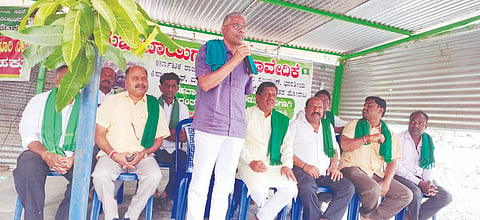 ನರಗುಂದದಲ್ಲಿ ಆಯೋಜಿಸಿದ್ದ ರೈತ ಹುತಾತ್ಮ ದಿನಾಚರಣೆ ಕಾರ್ಯಕ್ರಮದಲ್ಲಿ ಕೋಡಿಹಳ್ಳಿ ಚಂದ್ರಶೇಖರ ಮಾತನಾಡಿದರು. ಭಕ್ತರಹಳ್ಳಿ ಭೈರೇಗೌಡ, ಸಂಜೀವ ಹುಡೇದ, ವೀರಭದ್ರಯ್ಯ ಸ್ವಾಮಿ, ಬಿ.ವಿ. ಗೌಡ, ಶಂಕರಗೌಡ ಬೇವಿನಗೌಡ್ರ, ಇತರರಿದ್ದರು.