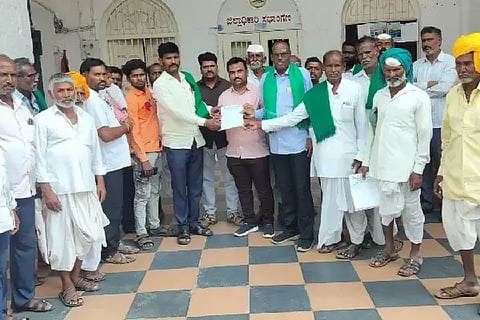 ವಿಜಯಪುರ ಜಿಲ್ಲಾಡಳಿತಕ್ಕೆ ಅಖಂಡ ಕರ್ನಾಟಕ ರೈತ ಸಂಘದ ಪದಾಧಿಕಾರಿಗಳು ಮನವಿ ಸಲ್ಲಿಸಿದರು. ರಾಜ್ಯ ಪ್ರಧಾನ ಕಾರ್ಯದರ್ಶಿ ಅರವಿಂದ ಕುಲಕರ್ಣಿ, ಬಸವನಬಾಗೇವಾಡಿ ತಾಲೂಕಾಧ್ಯಕ್ಷ ಉಮೇಶ ವಾಲೀಕಾರ, ಜಿಲ್ಲಾ ಸಂಚಾಲಕ ಪಾಂಡು ಹ್ಯಾಟಿ ಇತರರಿದ್ದಾರೆ.