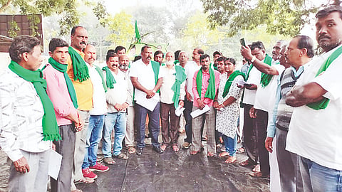 ಶಾಸಕರು, ಸಂಸದರು ಭರವಸೆ ನೀಡಿದ ಹಿನ್ನೆಲೆಯಲ್ಲಿ ಜೋಳಕ್ಕೆ ಬೆಂಬಲ ಬೆಲೆ ಹಾಗೂ ಖರೀದಿ ಕೇಂದ್ರಗಳನ್ನು ತೆರೆಯು ವಂತೆ ಆಗ್ರಹಿಸಿ 5 ದಿನಗಳಿಂದ ನಡೆಯುತ್ತಿದ್ದ ಪ್ರತಿಭಟನೆಯನ್ನು ರೈತ ಸಂಘ ಹಿಂಪಡೆಯಿತು.ರೈತ ಸಂಘದ ಜಿಲ್ಲಾಧ್ಯಕ್ಷ ಕಣಗಾಲ್ ಮೂರ್ತಿ, ತಾಲೂಕು ಅಧ್ಯಕ್ಷ ಮಂಜು, ಮನು, ರವಿ, ವೆಂಕಟ ರಾಮು, ಹಳೇಬೀಡು ರಾಜಣ್ಣ, ಹಾಲಪ್ಪ, ನಂಜಪ್ಪ, ತೀರ್ಥಪ್ರಸಾದ್ ಇತರರು ಇದ್ದರು.