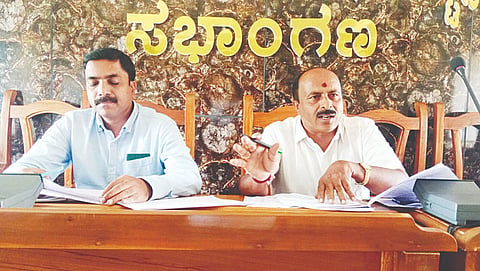 ಚನ್ನರಾಯಪಟ್ಟಣ ತಾಲೂಕು ಪಂಚಾಯಿತಿ ಸಭಾಂಗಣದಲ್ಲಿ ನಡೆದ ತಾಲೂಕು ಗ್ಯಾರೆಂಟಿ ಅನುಷ್ಠಾನ ಸಮಿತಿಯ ಮಾಸಿಕ ಸಭೆಯಲ್ಲಿ ಸಮಿತಿ ಅಧ್ಯಕ್ಷ ಎಲ್.ಪಿ.ಪ್ರಕಾಶ್‌ಗೌಡ ಮಾತನಾಡಿದರು.