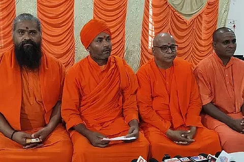 ವಿಜಯಪುರ ನಗರದ ಖಾಸಗಿ ಹೊಟೇಲ್‌ನಲ್ಲಿ ಶಿರೋಳದ ರಾಮಾರೂಢ ಮಠದ ಪೂಜ್ಯ ಶಂಕರಾರೂಢ ಸ್ವಾಮೀಜಿ ಸುದ್ದಿಗೋಷ್ಠಿ ನಡೆಸಿದರು. ಮಣ್ಣಿಕೇರಿಯ ವಿಜಯಸಿದ್ಧೇಶ್ವರ ಸ್ವಾಮೀಜಿ, ಹುಬ್ಬಳ್ಳಿಯ ಶಿವಶಂಕರ ಶಿವಾಚಾರ್ಯರು, ಬುದ್ನಿಯ ಸಿದ್ಧಾನಂದ ಸ್ವಾಮೀಜಿ ಇದ್ದಾರೆ.