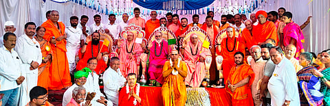 ನವಲಗುಂದದಲ್ಲಿ ಬುಧವಾರ ಗುರುತ್ವಾಧಿಕಾರ ಸ್ವೀಕರಿಸಿದ ನವಲಗುಂದ ಪಂಚಗೃಹ ಹಿರೇಮಠದ ನೂತನ ಇಮ್ಮಡಿ ಸಿದ್ಧೇಶ್ವರ ಶಿವಾಚಾರ್ಯ ಸ್ವಾಮೀಜಿಯವರಿಗೆ ಶ್ರೀ ರಂಭಾಪುರಿ ಡಾ. ವೀರಸೋಮೇಶ್ವರ ಜಗದ್ಗುರುಗಳು, ಉಜ್ಜಯಿನಿ ಸಿದ್ಧಲಿಂಗ ಜಗದ್ಗುರುಗಳು, ಡಾ. ಚಂದ್ರಶೇಖರ ಶ್ರೀಗಳು, ಡಾ. ಚನ್ನಸಿದ್ಧರಾಮ ಪಂಡಿತಾರಾಧ್ಯ ಜಗದ್ಗುರುಗಳು, ಡಾ.ವಿಶ್ವಾರಾಧ್ಯ ಮಲ್ಲಿಕಾರ್ಜುನ ಜಗದ್ಗುರುಗಳು, ಶ್ರೀ ಸಿದ್ಧೇಶ್ವರ ಶಿವಾಚಾರ್ಯರು ಆರ್ಶೀವದಿಸಿದರು.