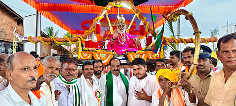 ನವಲಗುಂದ ಪಟ್ಟಣದ ಪಂಚಗೃಹ ಹಿರೇಮಠ ಗುರು ಪಟ್ಟಾಧಿಕಾರ ನಿಮಿತ್ತ ಬಾಳೆಹೊನ್ನೂರು ಶ್ರೀರಂಭಾಪುರಿ ಡಾ. ವೀರಸೋಮೇಶ್ವರ ಜಗದ್ಗುರುಗಳು ಸೇರಿದಂತೆ ಪಂಚ ಪೀಠಾಧೀಶರ ಅಡ್ಡಪಲ್ಲಕ್ಕಿ ಮಹೋತ್ಸವ ಮಂಗಳವಾರ ಜರುಗಿತು. ಶಾಸಕ  ಎನ್.ಎಚ್.ಕೋನರಡ್ಡಿ, ವೀರಬಸವ ದೇವರು, ಮತ್ತಿತರು ಇದ್ದರು.