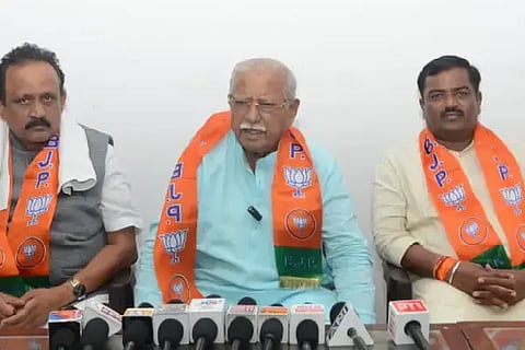 ವಿಜಯಪುರ ನಗರದ ಬಿಜೆಪಿ ಕಚೇರಿಯಲ್ಲಿ ಸಂಸದ ರಮೇಶ ಜಿಗಜಿಣಗಿ ಸುದ್ದಿಗೋಷ್ಠಿ ನಡೆಸಿದರು. ಜಿಲ್ಲಾಧ್ಯಕ್ಷ ಗುರುಲಿಂಗಪ್ಪ ಅಂಗಡಿ, ಮುಖಡರಾದ ವಿವೇಕಾನಂದ ಡಬ್ಬಿ, ಸಂದೀಪ ಪಾಟೀಲ, ವಿಜಯ ಜೋಷಿ ಇದ್ದಾರೆ.