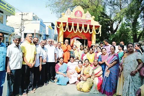 ದಾವಣಗೆರೆಗೆ ಶುಕ್ರವಾರ ಆಗಮಿಸಿದ, ಜಗದ್ಗುರು ಶ್ರೀ ಶಿವರಾತ್ರೀಶ್ವರ ಶಿವಯೋಗಿಗಳವರ ಸುತ್ತೂರು ಜಾತ್ರಾ ಮಹೋತ್ಸವದ ರಥಯಾತ್ರೆ ಸ್ವಾಗತ ಸಂದರ್ಭದಲ್ಲಿ ವಿರಕ್ತಮಠದ ಬಸವಪ್ರಭು ಸ್ವಾಮೀಜಿ ಮಾತನಾಡಿದರು. ಅಣಬೇರು ರಾಜಣ್ಣ, ಅಜ್ಜಂಪುರ ಶೆಟ್ರು ರಾಜಣ್ಣ, ಎಂ. ಶಿವಕುಮಾರ್, ಕೆ.ಬಿ. ಪರಮೇಶ್ವರಪ್ಪ, ಜಯಮ್ಮ ನೀಲಗುಂದ, ಕಂಚಿಕೆರೆ ಸುಶೀಲಮ್ಮ ಇತರರಿದ್ದರು. 