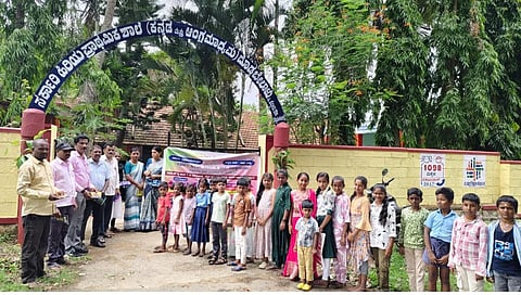 ಪಿರಿಯಾಪಟ್ಟಣ ತಾಲೂಕು ದೊಡ್ಡಬೇಲಾಳು ಸರ್ಕಾರಿ ಹಿರಿಯ ಪ್ರಾಥಮಿಕ ಶಾಲೆ ಒಂದನೇ ತರಗತಿಗೆ ಆಗಮಿಸಿದ ಮಕ್ಕಳನ್ನು ಗುರುವಾರ ಸ್ವಾಗತಿಸಲಾಯಿತು. ಮುಖ್ಯ ಶಿಕ್ಷಕ ನಾಗೇಂದ್ರ, ಶಾಲಾ ಅಭಿವೃದ್ಧಿ ಸಮಿತಿ ಅಧ್ಯಕ್ಷ ಸೋಮಯ್ಯ ದಾನಿ ನಟರಾಜ್, ಸಿಆರ್‌ಪಿ ವಸಂತ್ ಕುಮಾರ್ ಶಿಕ್ಷಕರಾದ ನಿಖಿಲ್,  ರೇಣುಕಮ್ಮ, ವಸಂತಿ ಇತರರು ಹಾಜರಿದ್ದರು.