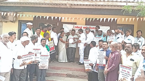  ರಬಕವಿ-ಬನಹಟ್ಟಿ ತಾಲೂಕು ತಹಸೀಲ್ದಾರರಿಗೆ ಖಾಲಿ ಸರ್ಕಾರಿ ಹುದ್ದೆಗಳನ್ನು ಭರ್ತಿ ಮಾಡುವಂತೆ ವಿವಿಧ ಸಂಘಟನೆಗಳ ಮುಖಂಡರು ಮನವಿ ಸಲ್ಲಿಸಿದರು. ಶಿವಲಿಂಗ ಟಿರಕಿ, ಅರ್ಜುನ ಹಲಗಿಗೌಡರ, ಗಂಗಾಧರ ಮೇಟಿ ಮತ್ತಿತರರು ಉಪಸ್ಥಿತರಿದ್ದರು.