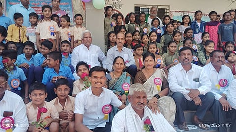  ರಬಕವಿ-ಬವನಹಟ್ಟಿ ತಾಲೂಕಿನ ನಾವಲಗಿ ಸರ್ಕಾರಿ ಕರ್ನಾಟಕ ಪಬ್ಲಿಕ್ ಶಾಲೆಯಲ್ಲಿ ಶಾಲೆ ಪ್ರಾರಂಭೋತ್ಸವ ಸಮಾರಂಭದಲ್ಲಿ ಮಕ್ಕಳೊಂದಿಗೆ ಶಾಸಕ ಸಿದ್ದು ಸವದಿ, ಗ್ರಾಪಂ ಮಾಜಿ ಅಧ್ಯಕ್ಷೆ ರೇಖಾ ಕಾಂತಿ, ಬಿಇಒ ಎ. ಕೆ. ಬಸಣ್ಣವರ ಮತ್ತಿತರರಿದ್ದರು.