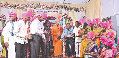ಬನಹಟ್ಟಿ ನೀಲಕಂಠೇಶ್ವರ ಸಮುದಾಯ ಭವನದಲ್ಲಿ ಹಮ್ಮಿಕೊಂಡಿದ್ದ ಗುರುವಂದನಾ ಕಾರ್ಯಕ್ರಮಕ್ಕೆ ನಿವತ್ತ ಮುಖ್ಯ ಶಿಕ್ಷಕ ರಾಜೇಂದ್ರ ನಡುವಿನಮನಿ ಚಾಲನೆ ನೀಡಿದರು. ಬನಹಟ್ಟಿ ಹಿರೇಮಠದ ಶರಣಬಸವ ಶಿವಾಚಾರ್ಯರು, ಕೆ.ಡಿ. ಪತ್ರಿ, ಬಳವಂತ ದೇಶಪಾಂಡೆ, ಬಸವಂತ ಮಿಳ್ಳಿ, ಬಿ.ಎನ್. ಗಸ್ತಿ, ಬರಮಪ್ಪ ಬಲತಿ, ರಾಮಚಂದ್ರ ಬಲತಿ ಇತರರಿದ್ದರು.