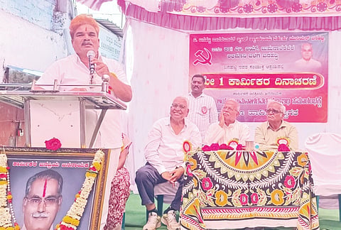 ಬನಹಟ್ಟಿಯಲ್ಲಿ ಕಾರ್ಮಿಕ ದಿನಾಚರಣೆ ಅಂಗವಾಗಿ ಜರುಗಿದ ಕಾರ್ಯಕ್ರಮದಲ್ಲಿ ಮಾತನಾಡಿದ ಬ್ರಿಜ್‌ಮೋಹನ ಡಾಗಾ ಮಾತನಾಡಿದರು. ಎಂ.ಎಸ್. ದೇವರವರ. ಸಿದ್ದರಾಜ ಪೂಜಾರಿ ಇದ್ದರು.