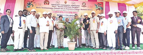 ಬನಹಟ್ಟಿಯ ಎಸ್‌ಟಿಸಿ ಕಲಾ, ವಾಣಿಜ್ಯ ಮಹಾವಿದ್ಯಾಲಯದ ಸುವರ್ಣ ಮಹೋತ್ಸವ ನಿಮಿತ್ತ ಬಾಗಲಕೋಟೆ ವಿ.ವಿ. ಅಥ್ಲೆಟಿಕ್ ಕ್ರೀಡಾಕೂಟಗಳನ್ನು ಕವಿವಿ ನಿವೃತ್ತ ಕುಲಪತಿ ಜಿ.ಎಂ. ಪಾಟೀಲ ಚಾಲನೆ ನೀಡಿದರು. ಡಾ. ವಿ.ಎಸ್. ಮಾಳಿ, ಡಾ. ಮಂಜುನಾಥ ಬೆನ್ನೂರ ಇದ್ದರು.