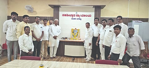 ರಬಕವಿ-ಬನಹಟ್ಟಿ ತಹಸೀಲ್ದಾರ್ ಕಚೇರಿಯಲ್ಲಿ ಹಮ್ಮಿಕೊಂಡಿದ್ದ ಹೇಮರಡ್ಡಿ ಮಲ್ಲಮ್ಮ ಜಯಂತಿ ಕಾರ್ಯಕ್ರಮದಲ್ಲಿ ಶಾಸಕ ಸಿದ್ದು ಸವದಿ, ಕಷ್ಣಾ ಲೆಂಡಿ, ತಹಸೀಲ್ದಾರ್ ಗಿರೀಶ ಸ್ವಾದಿ, ವೆಂಕಟೇಶ ನಿಂಗಸಾನಿ, ಸದಾಶಿವ ಕುಂಬಾರ ಇತರರಿದ್ದರು.
