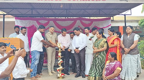 ರಬಕವಿ-ಬನಹಟ್ಟಿ ಸಮೀಪದ ಯರಗಟ್ಟಿ ಪ್ರಾಥಮಿಕ ಹಾಗೂ ಪ್ರೌಢಶಾಲೆಯಲ್ಲಿ ನಡೆದ ವಿಶ್ವ ಮಾದಕ ವಸ್ತು ವ್ಯಸನ ವಿರೋಽ ದಿನಾಚರಣೆ, ಶಾಲಾ ಕ್ರೀಡಾ ಮತ್ತು ಸಾಂಸ್ಕೃತಿಕ ಚಟುವಟಿಕೆಗಳ ಉದ್ಘಾಟನೆ ಹಾಗೂ ಶೈಕ್ಷಣಿಕ ಮಾರ್ಗದರ್ಶನ ಕಾರ್ಯಕ್ರಮಕ್ಕೆ ತಾಪಂ ಸಿಇಒ ಬಸವರಾಜ ಐನಾಪುರ ಚಾಲನೆ ನೀಡಿದರು. ಪಿಎಸ್‌ಐ ಶಿವರಾಜ ಧರಿಗೋಣ ಹಾಗೂ ಶಿಕ್ಷಕ ಉತ್ತಮಕುಮಾರ ಮಗದುಮ್ ಮತ್ತಿತರಿದ್ದರು.