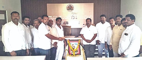 ನಾವಲಗಿ ಗ್ರಾಮ ಪಂಚಾಯಿತಿ ಕಚೇರಿಯಲ್ಲಿ ಮಲ್ಲಮ್ಮ ಜಯಂತ್ಯುತ್ಸವ ಆಚರಿಸಲಾಯಿತು. ಗ್ರಾ.ಪಂ. ಅಧ್ಯಕ್ಷ ಸುಭಾಸ ಕಾಂತಿ, ಬಸವರಾಜ ದ್ಯಾವಣ್ಣವರ, ಸದಾಶಿವ ಲೆಂಡಿ ಇತರರಿದ್ದರು.