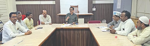 ರಬಕವಿ-ಬನಹಟ್ಟಿ ತಹಸೀಲ್ದಾರ್ ಕಚೇರಿಯಲ್ಲಿ ನಡೆದ ಮತದಾರರ ಪಟ್ಟಿಯ ವಿಶೇಷ ಸಮಗ್ರ ಪರಿಷ್ಕರಣೆ ಸಭೆಯಲ್ಲಿ ತಹಸೀಲ್ದಾರ್ ಗಿರೀಶ ಸ್ವಾದಿ ಮಾತನಾಡಿದರು. ಸುರೇಶ ಅಕ್ಕಿವಾಟ, ಶ್ರೀಶೈಲ ಬೀಳಗಿ, ವೆಂಕನಗೌಡ ಪಾಟೀಲ, ಅರ್ಜುನ ಹಲಗಿಗೌಡರ, ಎಂ.ಎಸ್. ಕಂಕಣವಾಡಿ, ಎಸ್.ಆರ್. ಹಳಿಂಗಳಿ ಇತರರಿದ್ದರು.
