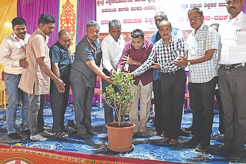 ರಬಕವಿ ಹೊಸೂರಿನಲ್ಲಿ ವಿಜ್ಞಾನ ಶಿಕ್ಷಕರಿಗಾಗಿ ಹಮ್ಮಿಕೊಂಡಿದ್ದ ವಿಜ್ಞಾನ ಕಾರ್ಯಾಗಾರಕ್ಕೆ ಡಿಡಿಪಿಐ ಅಜಿತ ಮನ್ನಿಕೇರಿ ಚಾಲನೆ ನೀಡಿದರು. ಬಿಇಒ ಎ.ಕೆ. ಬಸನ್ನವರ, ಸತೀಶ ಹಜಾರೆ ಇತರರಿದ್ದರು.