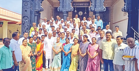 ಬನಹಟ್ಟಿಯ ಕಾಡಸಿದ್ಧೇಶ್ವರ ದೇವಸ್ಥಾನದಲ್ಲಿ ಪ್ರಧಾನಿ ನರೇಂದ್ರ ಮೋದಿ 12 ವರ್ಷ ಪೂರೈಸಿದ ನಿಮಿತ್ತ ವಿಶೇಷ ಪೂಜೆ ಸಲ್ಲಿಸಿದ ಬಿಜೆಪಿ ಕಾಯಕರ್ತರು. ಶಾಸಕ ಸಿದ್ದು ಸವದಿ, ಸುರೇಶ ಚಿಂಡಕ, ಧರೆಪ್ಪ ಉಳ್ಳಾಗಡ್ಡಿ, ಲಕ್ಕಪ್ಪ ಪಾಟೀಲ, ಅರುಣ ಬುದ್ನಿ, ಶ್ರೀಶೈಲ ಯಾದವಾಡ ಇತರರಿದ್ದರು.