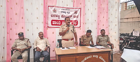  ಬನಹಟ್ಟಿ ಪೊಲೀಸ್ ಠಾಣೆಯಲ್ಲಿ ಹಮ್ಮಿಕೊಂಡಿದ್ದ ಸಾರ್ವಜನಿಕ ಸಭೆಯಲ್ಲಿ ಡಿವೈಎಸ್ಪಿ ಎಸ್.ರೋಷನ ಜಮೀರ ಮಾತನಾಡಿದರು. ಸಿಪಿಐ ಆರ್.ಆರ್.ಪಾಟೀಲ ಇದ್ದರು.