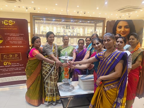  ರಬಕವಿ ಚಂದು ಕಾಕಾ ಸರಾಫ್  ಜ್ಯುವೆಲ್ಸ್‌ನಲ್ಲಿ ಹಮ್ಮಿಕೊಂಡಿದ್ದ ವಿಶ್ವ ತಾಯಂದಿರ ದಿನ ಕಾರ್ಯಕ್ರಮವನ್ನು ಗಂಗಾ ಬುದ್ನಿ, ಇತರ ಮಹಿಳೆಯರು ಉದ್ಘಾಟಿಸಿದರು.