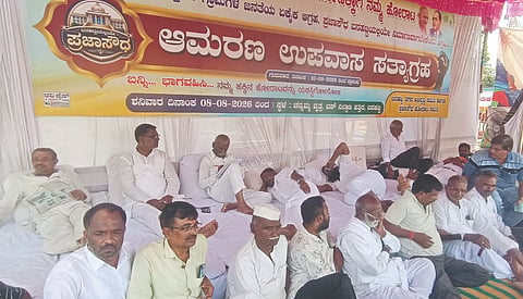  ಬನಹಟ್ಟಿಯಲ್ಲಿ ನಡೆಯುತ್ತಿರುವ ಆಮರಣ ಉಪವಾಸ ಸತ್ಯಾಗ್ರಹದ ಎರಡನೇ ದಿನ ಸರದಿ ಉಪವಾಸದಲ್ಲಿ ಪಾಲ್ಗೊಂಡ ಜನರು. ಶಂಕರ ಸೊರಗಾವಿ, ಮಲ್ಲಿಕಾರ್ಜುನ ತುಂಗಳ ಇದ್ದರು.
