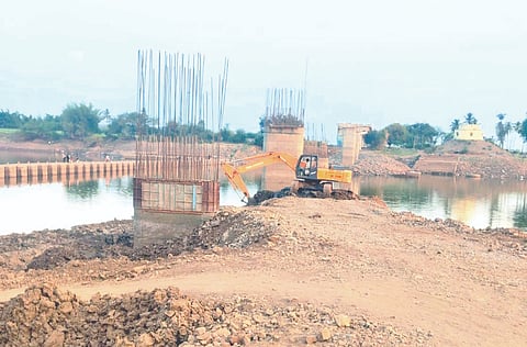ರಬಕವಿ ಬನಹಟ್ಟಿ ಸಮೀಪದ ಕೃಷ್ಣಾ ನದಿಗೆ ಅಡ್ಡಲಾಗಿ ಮಹಿಷವಾಡಗಿ ಸೇತುವೆ ನಿರ್ಮಾಣ ಕಾಮಗಾರಿ ಆಮೆಗತಿಯಲ್ಲಿ ಸಾಗಿರುವ ಚಿತ್ರ.