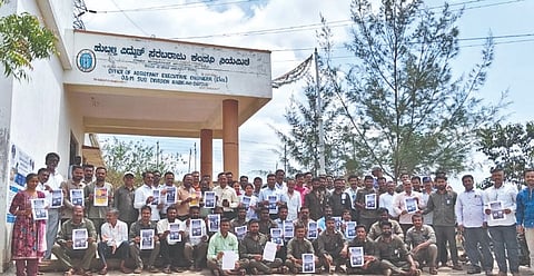 ರಬಕವಿ ಹೆಸ್ಕಾಂ ಕಚೇರಿ ಎದುರು ಕೆಇಬಿ ಖಾಸಗೀಕರಣ ವಿರೋಧಿಸಿ ಹೆಸ್ಕಾಂ ಸಿಬ್ಬಂದಿ ಹಾಗೂ ರೈತರು ಬಹತ್ ಪ್ರತಿಭಟನೆ ನಡೆಸಿದರು. ಎಇಇ ವಿ.ಜಿ. ಪತ್ತಾರ, ಬಿ.ಕೆ. ಮಾಸ್ತಿ, ದಯಾನಂದ ಮುಳ್ಳೂರ, ಶಿವಲಿಂಗಪ್ಪ ಮುಧೋಳ, ಬಸವರಾಜ ಮರಡಿ, ಶಿವಾನಂದ ಸಣ್ಣಗುಬ್ಬಿ ಮತ್ತಿತರರಿದ್ದರು.