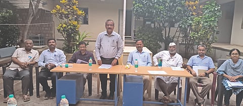 ರಬಕವಿ-ಬನಹಟ್ಟಿ ತಾಲೂಕಿನ ಜಗದಾಳ ಗ್ರಾಮದ ಸರ್ಕಾರಿ ಪ್ರೌಢಶಾಲೆ ಸಭಾ ಭವನದಲ್ಲಿ ಜರುಗಿದ ಪೂರ್ವಭಾವಿ ಸಭೆಯಲ್ಲಿ ಬಾಗಲಕೋಟೆ ತೋಟಗಾರಿಕೆ ಮಹಾವಿದ್ಯಾಲಯದ ಡೀನ್ ಶಾಂತಪ್ಪ ತಿರಕಣ್ಣವರ ಮಾತನಾಡಿದರು. ಡಾ. ಸತೀಶ ಪಾಟೀಲ, ಸದಾಶಿವ ಬಂಗಿ, ದಾನಪ್ಪ ಆಸಂಗಿ ಇತರರಿದ್ದರು.