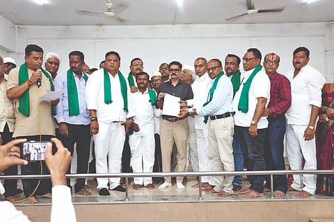 ರಬಕವಿ ನಗರದಲ್ಲಿ ಮಂಜೂರಾದ ಪ್ರಜಾಸೌಧ ಕಟ್ಟದ ಶಂಖುಸ್ಥಾಪನೆ ಬೇಗ ಆರಂಭಿಸುವಂತೆ ಒತ್ತಾಯಿಸಿ ತಹಸೀಲ್ದಾರ್ ಗಿರೀಶ ಸ್ವಾದಿಯವರಿಗೆ ಮನವಿ ಸಲ್ಲಿಸಲಾಯಿತು. ಸಂಜು ಜೋತಾವರ, ಸಂಜಯ ತೆಗ್ಗಿ, ರಾಮಣ್ಣ ಹುಲಕುಂದ, ಮಲ್ಲು ವಂದಾಲ ಇದ್ದರು.