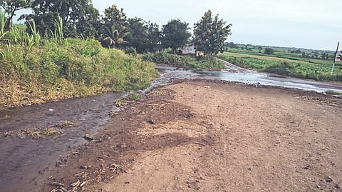  ರಬಕವಿ ಬನಹಟ್ಟಿ ತಾಲೂಕಿನ ನಾವಲಗಿ ಕುಲಹಳ್ಳಿ ಗ್ರಾಮದ ಮಧ್ಯ ಭಾಗದಲ್ಲಿರುವ ಸೀಮಿ ಲಕ್ಕಮ್ಮ ದೇವಸ್ಥಾನದ ಪಕ್ಕದ ವೆಂಕಟೇಶ್ವರ ಲ್‌ಟಿ ಇರಿಗೇಶನ್ ಕಾಲುವೆಯಿಂದ ಅಪಾರ ಪ್ರಮಾಣದ ನೀರು ಪೋಲಾಗುತ್ತಿರುವುದು.