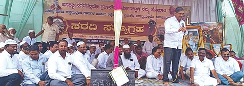 ಬನಹಟ್ಟಿಯ ಚೆನ್ನಮ್ಮ ವೃತ್ತದಲ್ಲಿ ನಡೆಯುತ್ತಿರುವ ಪ್ರಜಾಸೌಧ ಹೋರಾಟದ ಐದನೇ ದಿನದ ಸತ್ಯಾಗ್ರಹದಲ್ಲಿ ಕಾಡಸಿದ್ಧೇಶ್ವರ ಪಟ್ಟಣ ಸಹಕಾರಿ ಬ್ಯಾಂಕ್ ಉಪಾಧ್ಯಕ್ಷ ಮಲ್ಲಣ್ಣ ಕಕಮರಿ ಮಾತನಾಡಿದರು. ಸುರೇಶ ಅಬಕಾರ, ಓಂಪ್ರಕಾಶ ಕಾಬ್ರಾ, ಯೂನಿಸ್ ನಿಪ್ಪಾಣಿ ಇದ್ದರು.