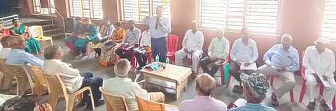 ಬನಹಟ್ಟಿಯ ಮಲ್ಲಿಕಾರ್ಜುನ ಸಮುದಾಯ ಭವನದಲ್ಲಿ ನಡೆದ ನೇಕಾರ ಕುಲಶಾಸ ಅಧ್ಯಯನ ಕುರಿತು ಡಾ. ಟಿ.ಟಿ. ಬಸನಗೌಡ ಮಾಹಿತಿ ಒದಗಿಸಿದರು. ಶಂಕರ ಜುಂಜಪ್ಪನವರ, ಮಲ್ಲಿನಾಥ ಕಕಮರಿ, ಶ್ರೀಶೈಲ ದಬಾಡಿ, ಡಾ. ಪಂಡಿತಪ್ಪ ಪಟ್ಟಣ ಇತರರಿದ್ದರು.