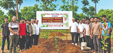 ಬನಹಟ್ಟಿಯಲ್ಲಿ ಜೇಡರ ದಾಸಿಮಯ್ಯ ದೇವಸ್ಥಾನ ಆವರಣದಲ್ಲಿ ಹಟಗಾರ ಜೇಡರ ಸಮಾಜ ಅಭಿವದ್ಧಿ ಸಂಘದ ಆಶ್ರಯದಲ್ಲಿ ಹಮ್ಮಿಕೊಂಡಿದ್ದ ವನಮಹೋತ್ಸವ ಕಾರ್ಯಕ್ರಮದಲ್ಲಿ ಶಾಸಕ ಸಿದ್ದು ಸವದಿ ಸಸಿ ನೆಟ್ಟು ಮಾತನಾಡಿದರು. ಸಮಾಜದ ಮುಖಂಡ ಸೋಮು ಗೊಂಬಿ, ಸುರೇಶ ಬೀಳಗಿ, ಮಾಲಾ ಬಾವಲತ್ತಿ, ದೇವೇಂದ್ರ ಶೀಲವಂತ, ಶಿವಾನಂದ ಬೆಳ್ಳಿವರಿ ಇತರರಿದ್ದರು.