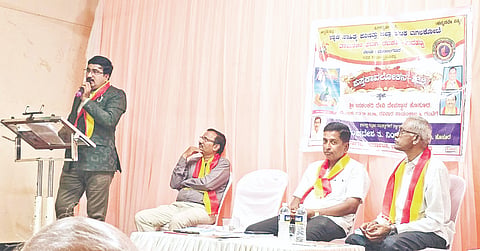 ಹೊಸೂರಿನ ಬನಶಂಕರಿದೇವಿ ದೇವಸ್ಥಾನದಲ್ಲಿ ಹಮ್ಮಿಕೊಂಡಿದ್ದ ಪಸ್ತಕಾವಲೋಕನದಲ್ಲಿ ಜಮಖಂಡಿಯ ಡಾ. ವೈ.ವೈ. ಕೊಕ್ಕನವರ ತವನಿಧಿ ಕತಿ ಅವಲೋಕಿಸಿದರು. ಮಲ್ಲಿಕಾರ್ಜುನ ಇಂಡಿ,  ಮ.ಕ. ಮೇಗಾಡಿ, ವೆಂಕಟೇಶ ನಿಂಗಸಾನಿ ಇತರರಿದ್ದರು.