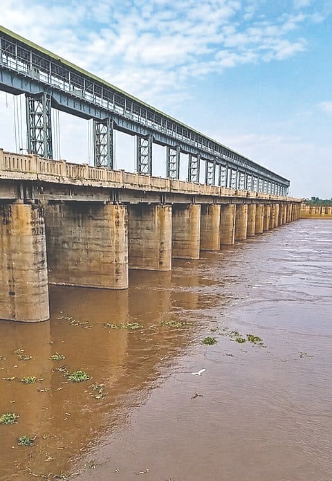 ಹಿಪ್ಪರಗಿ ಬ್ಯಾರೇಜ್‌ನಲ್ಲಿ ನೀರಿನ ಪ್ರಮಾಣ ಗಣನೀಯವಾಗಿ ಕಡಿಮೆಯಾಗಿದ್ದು, ಸೋಮವಾರ ಬ್ಯಾರೇಜ್‌ಗೆ ಸುಮಾರು 80 ಸಾವಿರ ಕ್ಯುಸೆಕ್ ಒಳಹರಿವಿನೊಂದಿಗೆ ನೀರು ಶಾಂತವಾಗಿ ಹರಿಯುತ್ತಿರುವುದು.