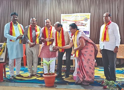 ರಬಕವಿ/ ಬನಹಟ್ಟಿ ನಗರದ ಕಾಳಿಕಾದೇವಿ ದೇವಸ್ಥಾನದಲ್ಲಿ ಬಾನುಆರ್ ಕನ್ನಡ ಸಾಹಿತ್ಯ ಪರಿಷತ್ತು ತಾಲೂಕು ಘಟಕ ಹಾಗೂ ಮಹಾಲಿಂಗಪುರ ವಲಯದ ಸಂಯುಕ್ತ ಆಶ್ರಯದಲ್ಲಿ ಆಯೋಜಿಸಿದ್ದ ಪುಸ್ತಕಾವಲೋಕನ-55 ಕಾರ್ಯಕ್ರಮದಲ್ಲಿ ಬಿ. ಆರ್. ಪೊಲೀಸ್ ಪಾಟೀಲ, ಶಿಕ್ಷಕಿ ರತ್ನಾ ಝಳಕಿ, ಮ. ಕೃ ಮೇಗಾಡಿ ಇತರರಿದ್ದರು.