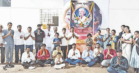  ಬನಹಟ್ಟಿಯ ಸಮಾಜ ಮಂದಿರದಲ್ಲಿ ಆಯೋಜಿಸಿದ್ದ ನುಡಿನಮನ ಕಾರ್ಯಕ್ರಮದಲ್ಲಿ ಎಸ್. ಜಾನಕಿ ಅವರ ಭಾವಚಿತ್ರಕ್ಕೆ ಕಲಾವಿದರು ಹಾಗೂ ಸಂಗೀತಾಸಕ್ತರು ಪುಷ್ಪನಮನ ಸಲ್ಲಿಸಿದರು. ಮಹಾಲಿಂಗಯ್ಯ ಮಠದ, ಅಶೋಕ ಕರಲಟ್ಟಿ, ಅರುಣ ಹಳ್ಯಾಳ, ರಾಜು ಶೀಲವಂತ ಇತರರಿದ್ದರು.