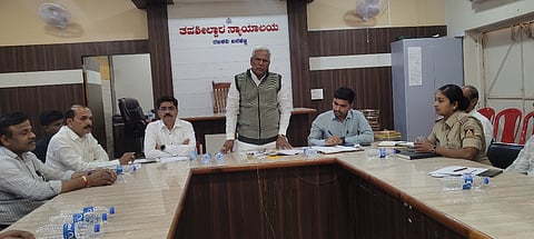 ರಬಕವಿ- ಬನಹಟ್ಟಿ ತಹಸೀಲ್ದಾರ್ ಕಚೇರಿಯಲ್ಲಿ ಆಯೋಜಿಸಿದ್ದ ಗಣರಾಜ್ಯೋತ್ಸವ ಪೂರ್ವಭಾವಿ ಸಭೆಯಲ್ಲಿ ಶಾಸಕ ಸಿದ್ದು ಸವದಿ ಮಾತನಾಡಿದರು. ತಹಸೀಲ್ದಾರ್ ಗಿರೀಶ ಸ್ವಾದಿ, ಬಿಇಒ ಎ.ಕೆ. ಬಸಣ್ಣವರ ಮತ್ತಿತರರಿದ್ದರು.